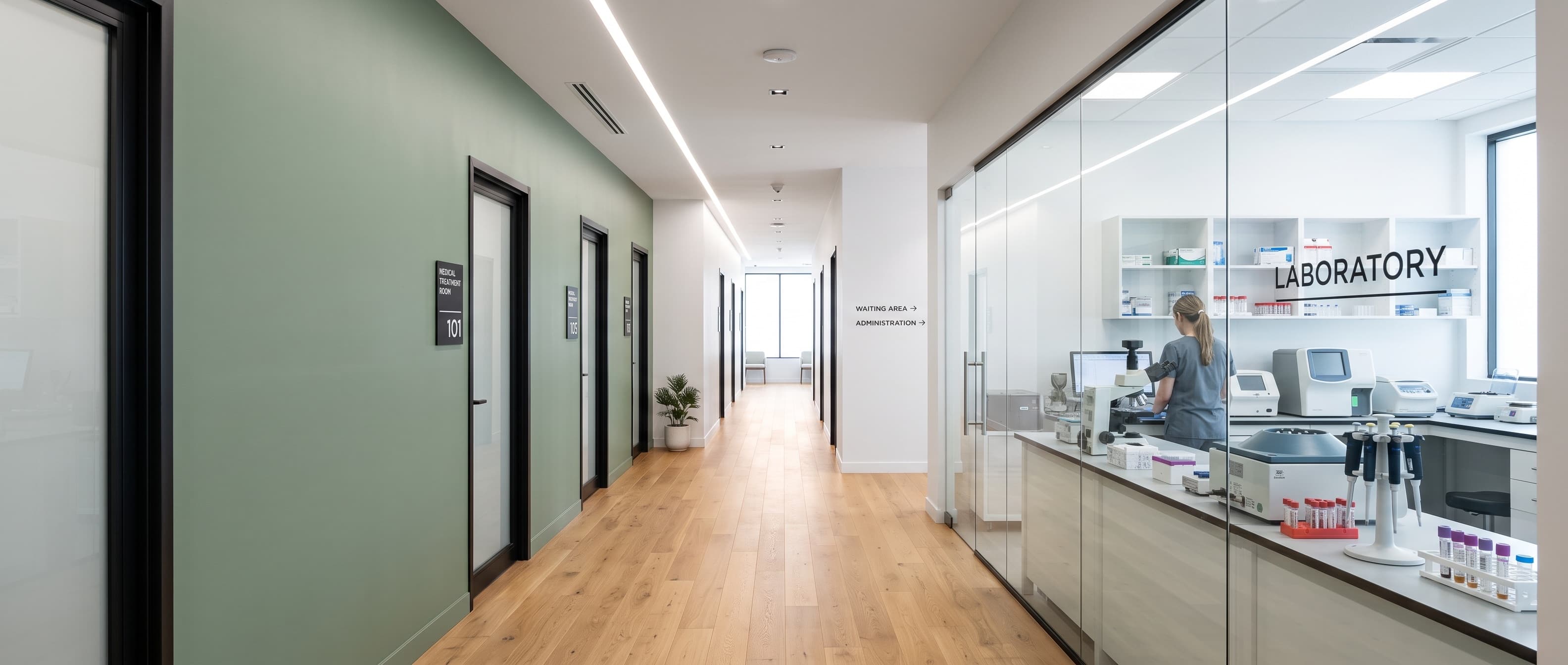 Moderner Praxisflur von Elevate Health